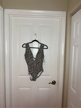 Vince Camuto Leopard-Print V-Neck One-Piece Swimsuit - Black & Cream